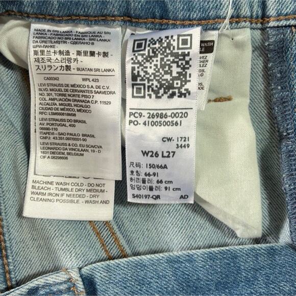 Women’s NWT Levi Strauss High Waisted Mom Jean Light Wash 26” Waist 27” Inseam - Picture 5 of 7